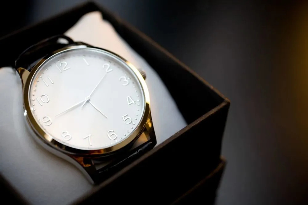 Montre de luxe présentée dans son écrin