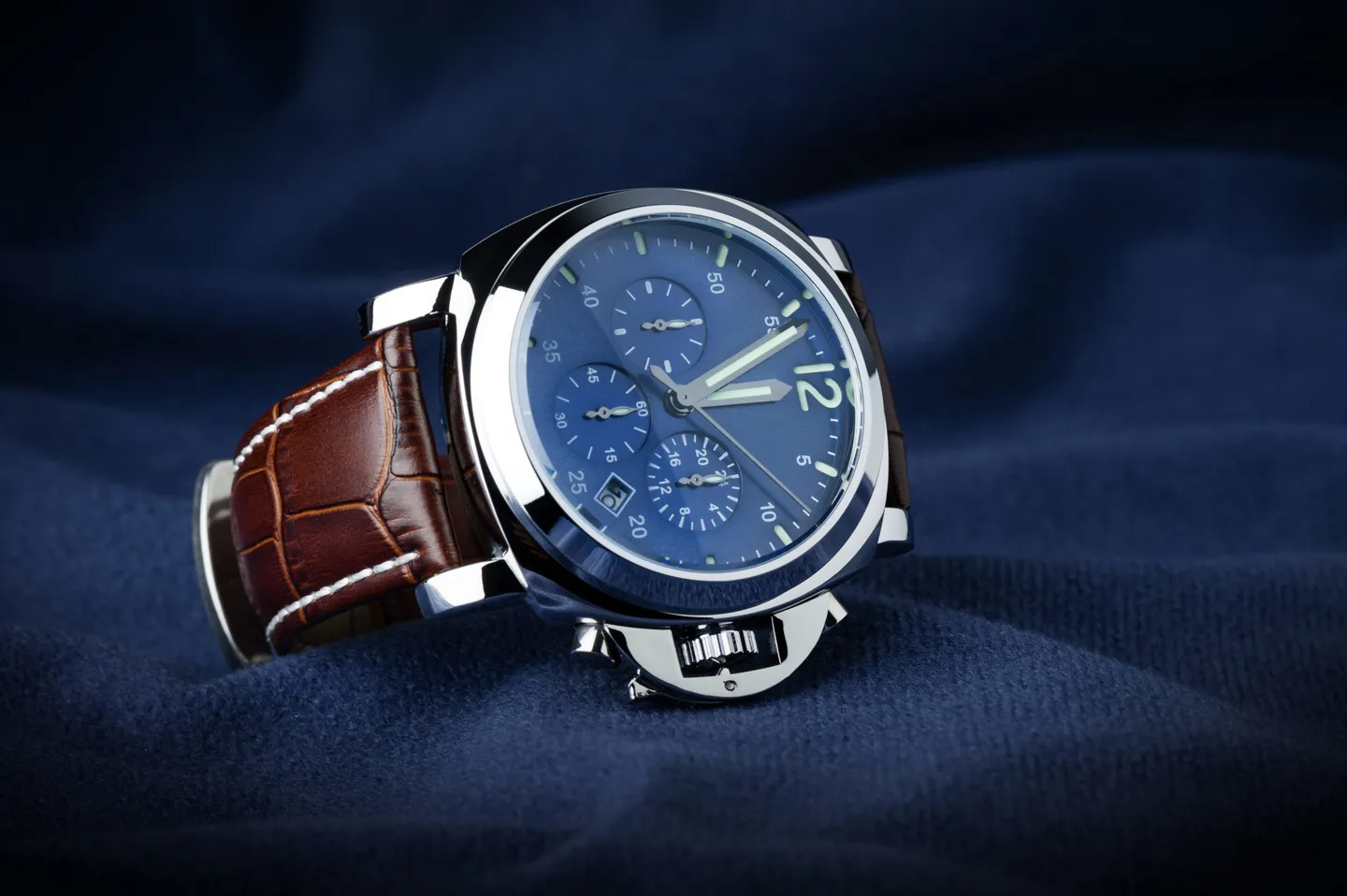 Montre de luxe à bracelet cuir, exemple d'objet de valeur conservé plus longtemps au coffre