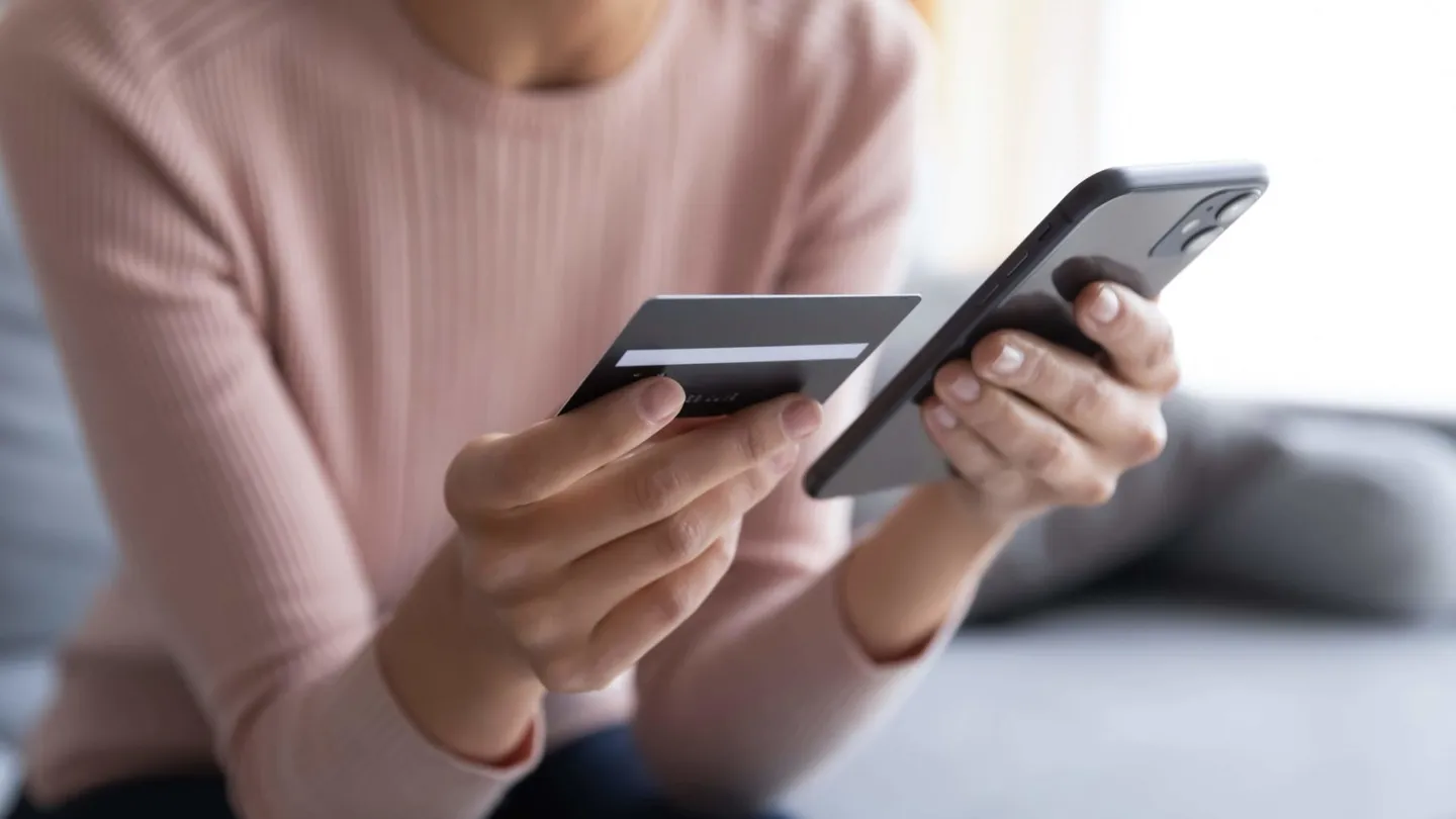 Cliente réglant les frais d'expédition de son objet trouvé par carte bancaire sur son smartphone
